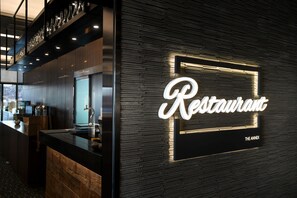 Déjeuner, dîner et souper servis sur place