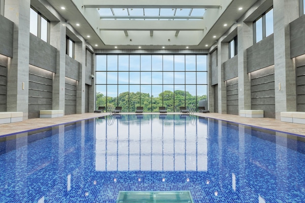 Piscina interna, funciona das 9h às 20h, espreguiçadeiras