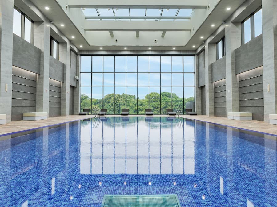 Inomhuspool med öppettider 09.00 till 20.00, och solstolar