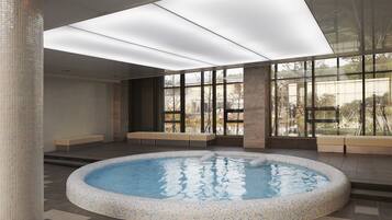 Piscina coperta, con ingresso dalle 09:00 alle 20:00, lettini