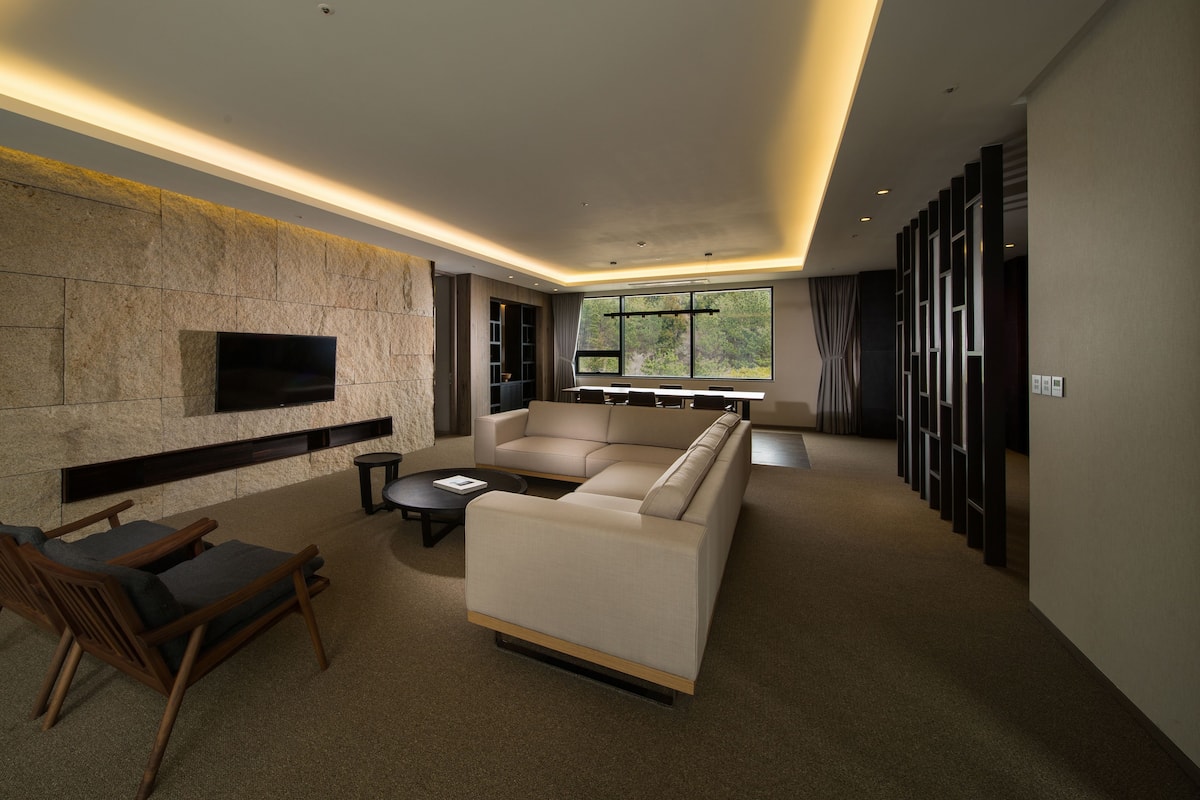 Suite (B) | Living area | 50-inch LCD TV with cable channels, TV, pay movies