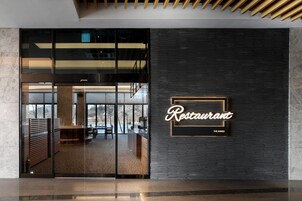 Se sirven desayunos, almuerzos y cenas; con vista al jardín