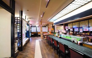Desayuno buffet diario (JPY 1080 por persona)