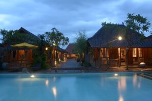 Outdoor pool - WARISAN Heritage Boutique Hotel (Baki)