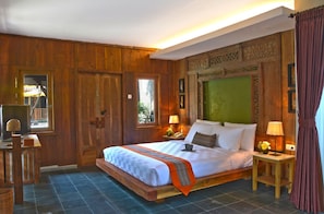 Quarto luxo | Roupas de cama premium, frigobar, escrivaninha, cortinas blackout
