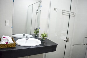 Een douche, gratis toiletartikelen, een haardroger, pantoffels