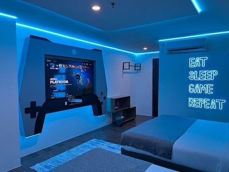 Escritorio, cortinas blackout, wifi gratis y ropa de cama . Yellow Bee Tangerang