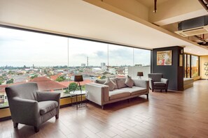 Lobby sitting area - Yellow Bee Tangerang (Tangerang)