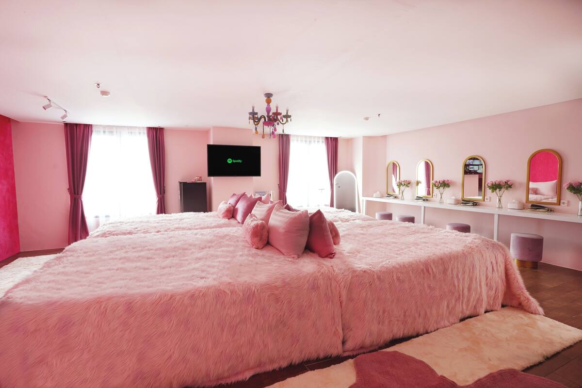 Bridal Room (Girls-Only) | Escrivaninha, cortinas blackout, Wi-Fi de cortesia, roupa de cama