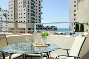 公寓, 2 間臥室, 陽台 (Hayarkon street.35 Rooftop) | 1 間臥室、高級寢具、客房內保險箱、熨斗/熨衣板