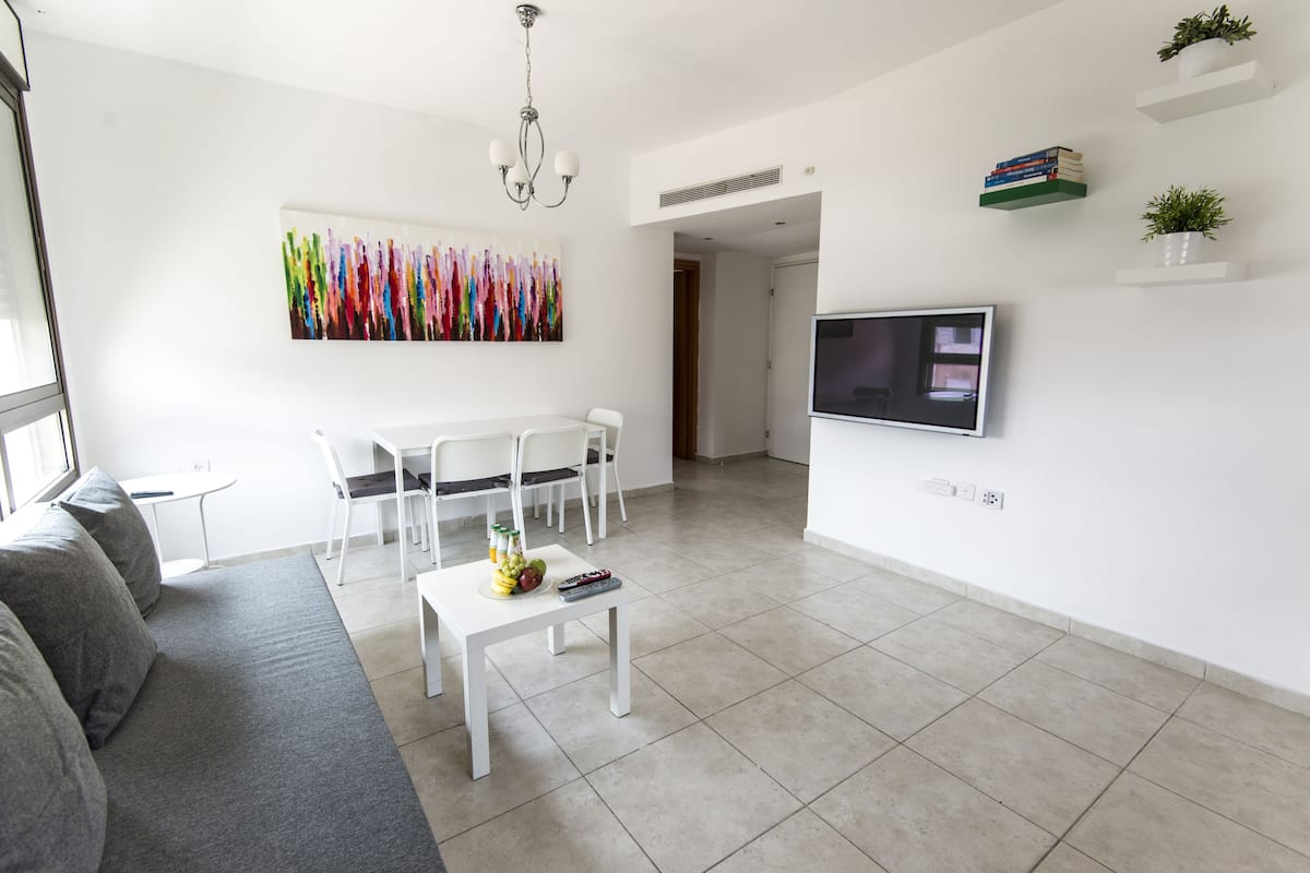 Appartement, 2 chambres (Hkovshim street. 15) | Coin séjour | Télévision