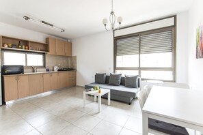 Huoneisto, 2 makuuhuonetta (Hkovshim street. 15) | 1 makuuhuone, ylelliset vuodevaatteet, tallelokero huoneessa