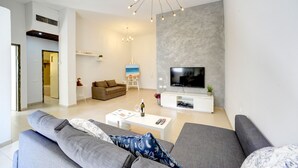 Apartment, 2 Bedrooms, Sea View (HaRav Kuk street. 11) | 1 bedroom, premium bedding, in-room safe, iron/ironing board - Trio Tel-aviv (Tel Aviv)