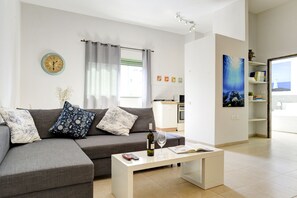 1 bedroom, premium bedding, in-room safe, iron/ironing board - Trio Tel-aviv (Tel Aviv)