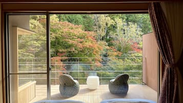 舒适客房, 1 间卧室, 露台, 山景 | 羽绒被、客房内保险箱、熨斗/熨板、床单