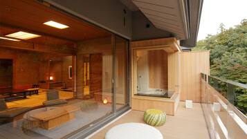 Habitación tradicional, Terraza, vista a la montaña (Japanese Style, ViewBath, Upper-floor) | Área de sala de estar | Televisión LCD