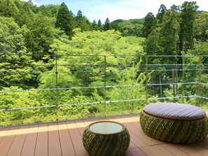 A balcony with a view of a lush forest. - Sora Togetsusou Kinryu (Izu)