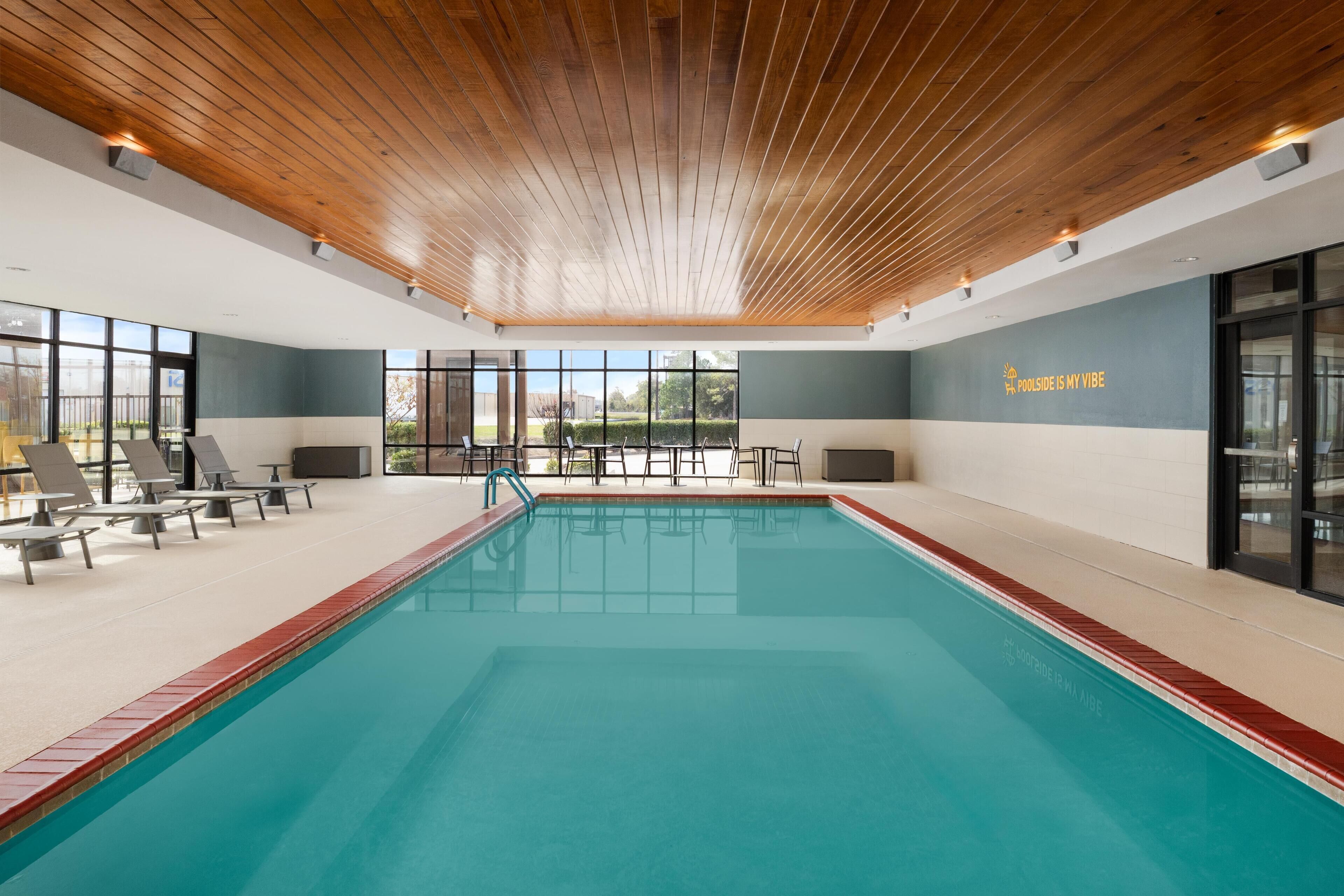 สระว่ายน้ำในร่ม เปิด 9:00 น. ถึง 21:00 น., เก้าอี้อาบแดดริมสระ