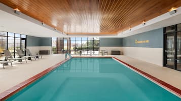 Inomhuspool med öppettider 09.00 till 21.00, och solstolar