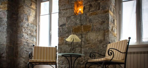 32-英寸电视（配备数码频道）