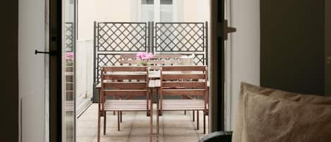 Basic Studio | 1 bedroom, blackout curtains, iron/ironing board, free WiFi