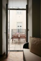 1 habitación, cortinas blackout y tabla de planchar con plancha 