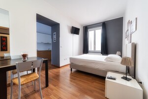 Estudio City | 1 dormitorio, cortinas opacas, tabla de planchar con plancha