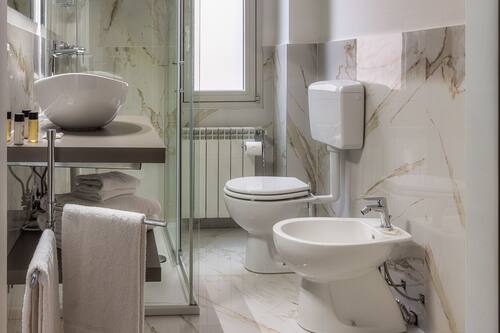 Studio Ville | Salle de bain | Sèche-cheveux, bidet, serviettes fournies, savon