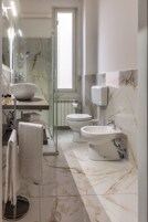 Secador de pelo, bidet, toallas, jabón