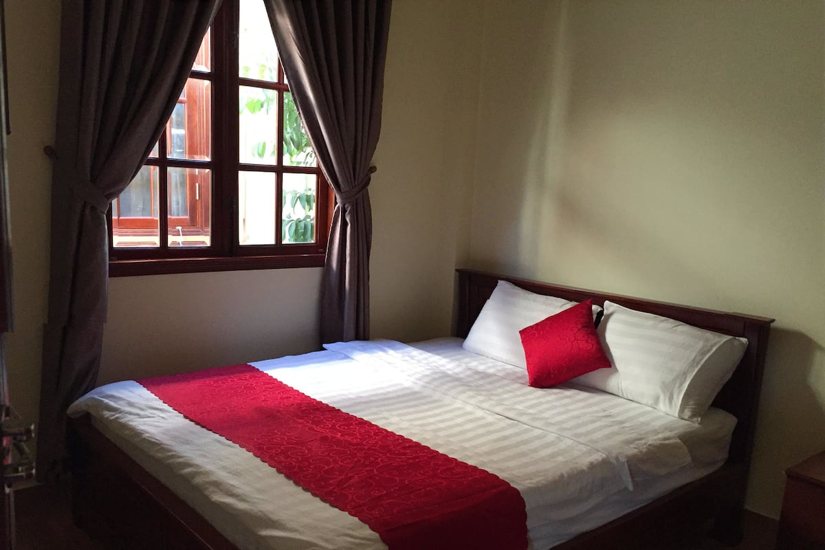 Premium bedding, individually furnished, cots/infant beds, rollaway beds