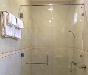 Family Bungalow | Bathroom | Shower, free toiletries, hair dryer, slippers - Tina Bungalow (Phu Quoc)