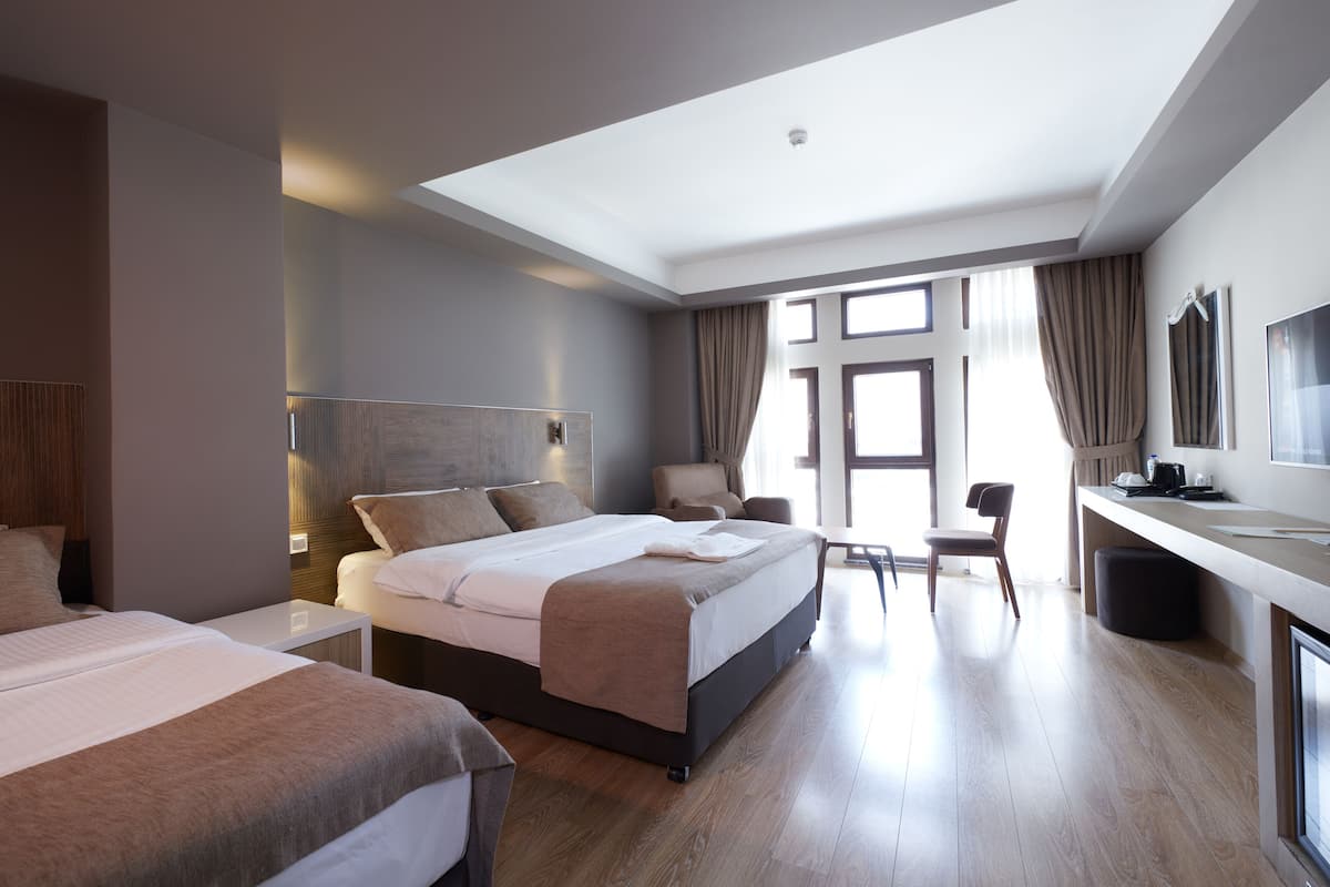 deluxe twin room | premium bedding, select comfort beds, minibar, in-room safe