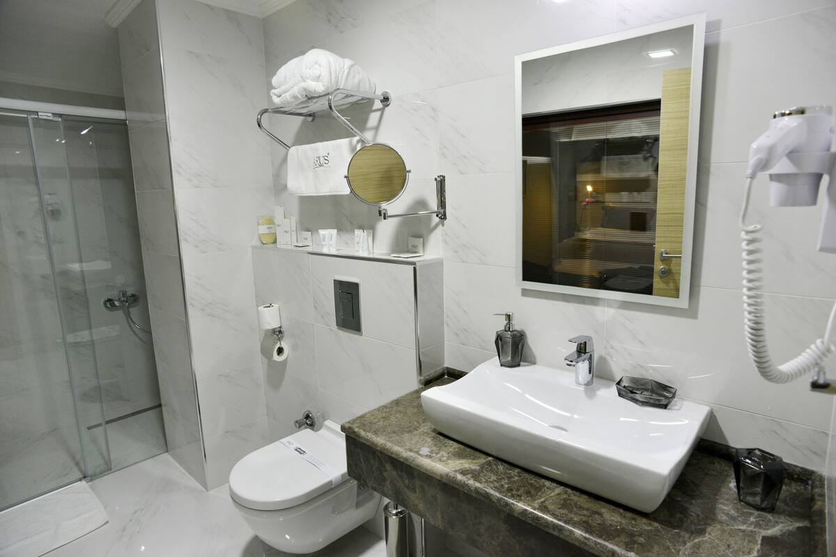 shower, rainfall showerhead, free toiletries, hair dryer