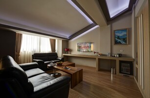 尊荣客房 | 高档床上用品、Select Comfort 床、迷你吧、客房内保险箱