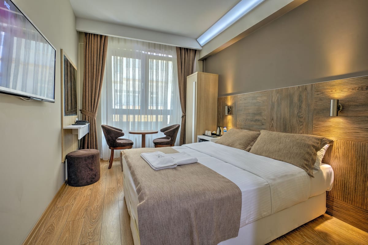 Economy Double Room, 1 Double Bed | Premium bedding, Select Comfort beds, minibar, in-room safe