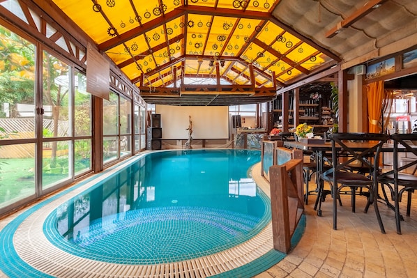 Swim-up bar - Dubai Hotel (Sirius)