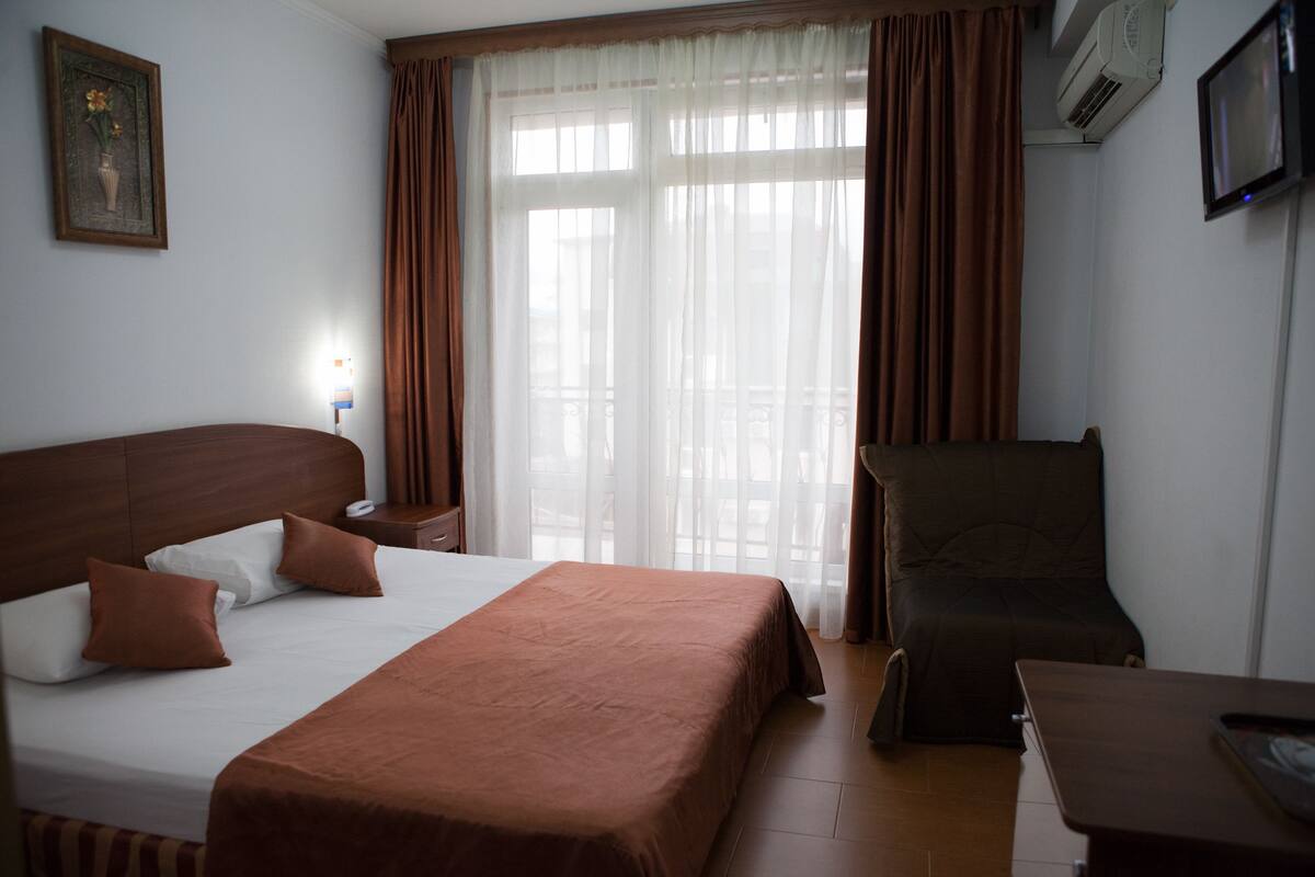 Premium bedding, in-room safe, blackout curtains, iron/ironing board