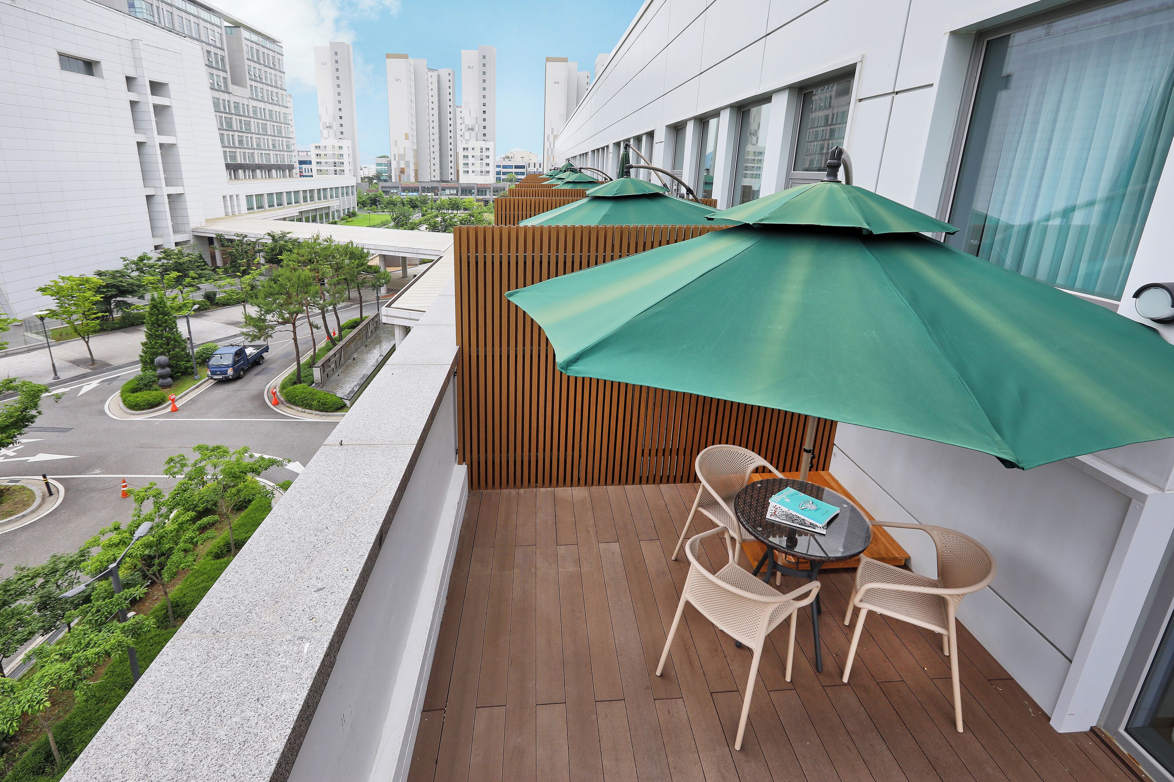 deluxe family twin | down duvets, minibar, in-room safe, desk