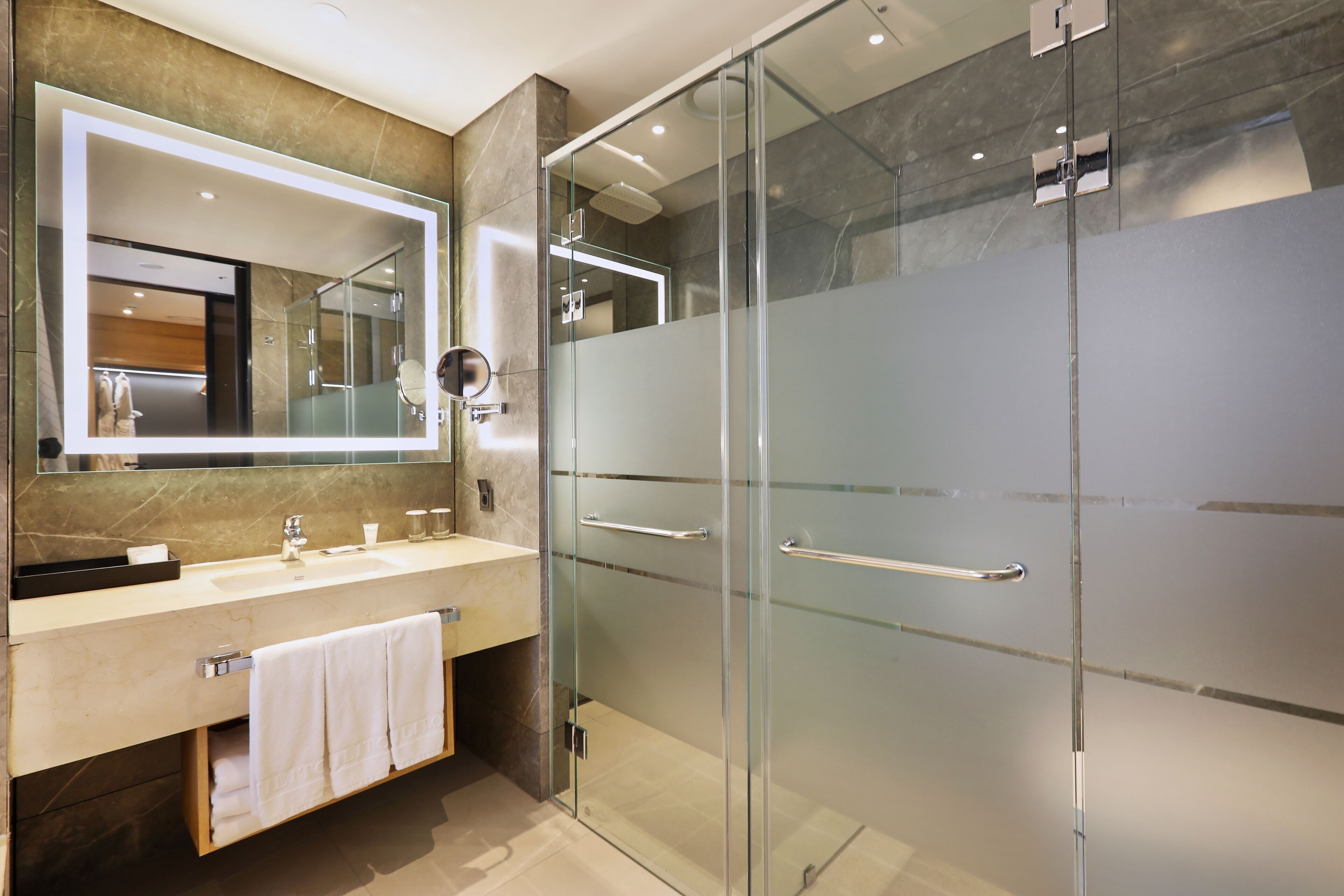 Kids Suite | Banheiro | Chinelos, toalhas de banho