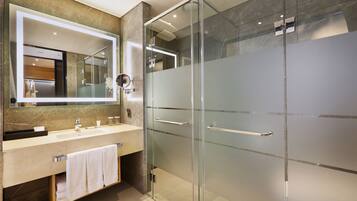 Kids Suite | Banheiro | Chinelos, toalhas de banho