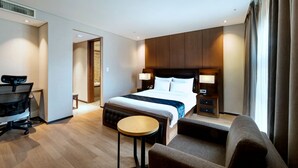 A modern hotel room with a large bed, bedside tables, a desk, and a chair. - Wirye Militopiahotel By Marine (Seongnam)