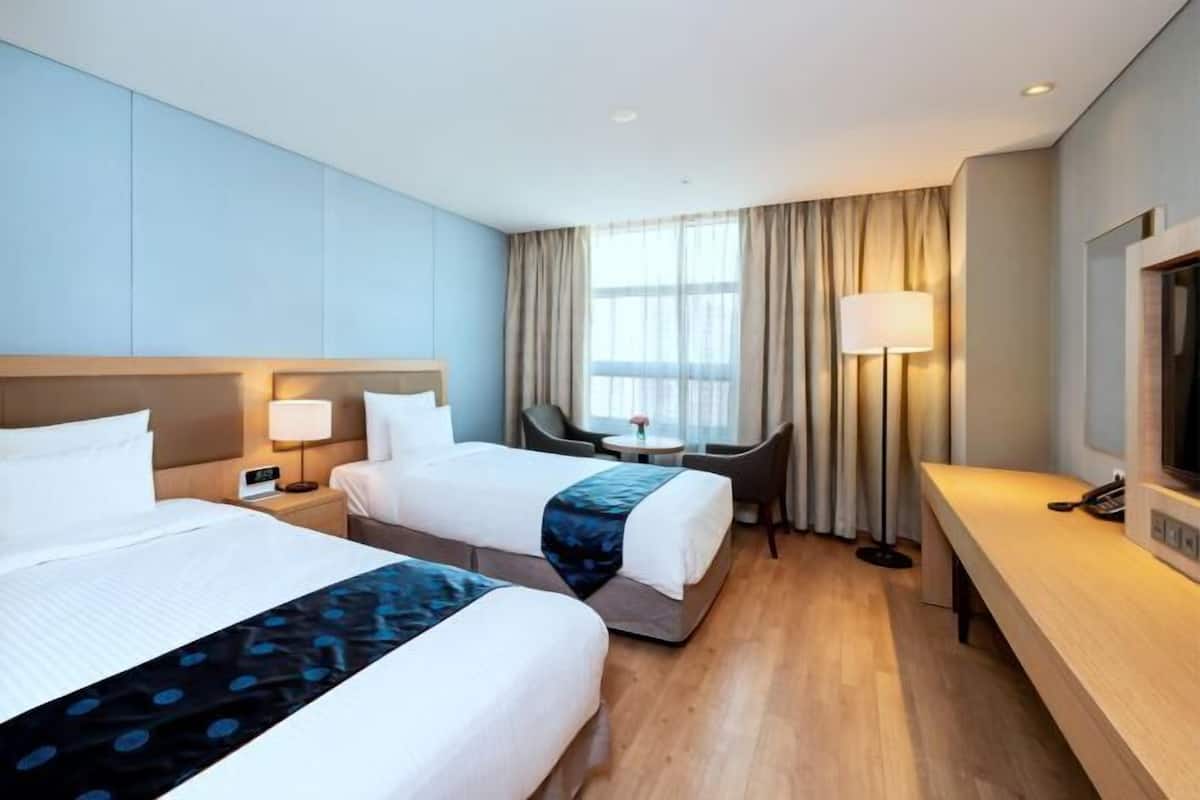Down comforters, minibar, in-room safe, desk
