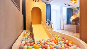 Kids Suite | Edredón, minibar, caja de seguridad en la habitación y escritorio