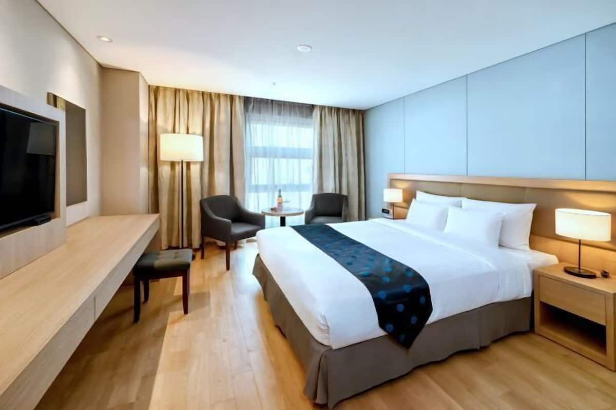 Down comforters, minibar, in-room safe, desk