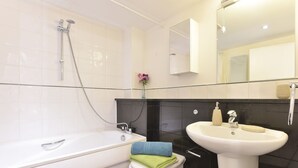 Luxury Apartment, 2 Bedrooms | Bathroom - Glorious City Apartments (London)