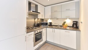 Luxury Apartment, 2 Bedrooms | Private kitchen - Glorious City Apartments (London)
