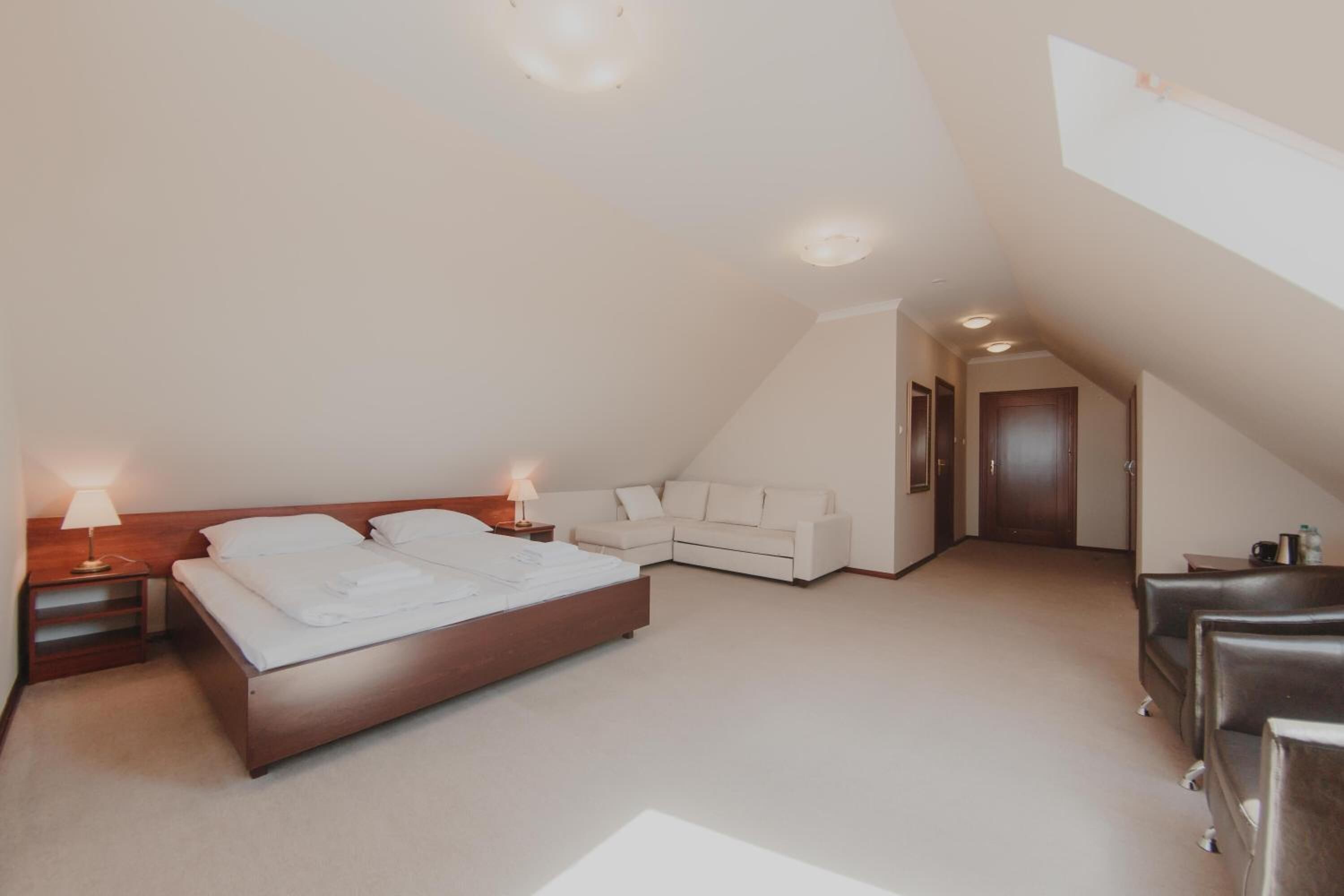 Literie de qualité supérieure, bureau, fer et planche à repasser