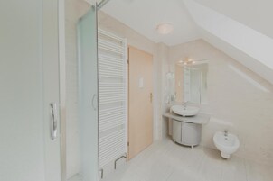 Produtos de toalete grátis, secador de cabelo, toalhas de banho
