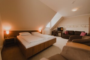 Twin Room | Premium bedding, desk, iron/ironing board, bed sheets