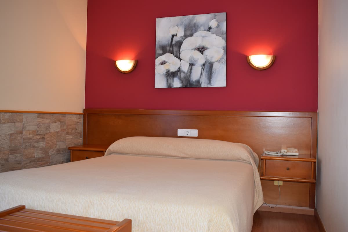 desk, soundproofing, free wifi, bed sheets
